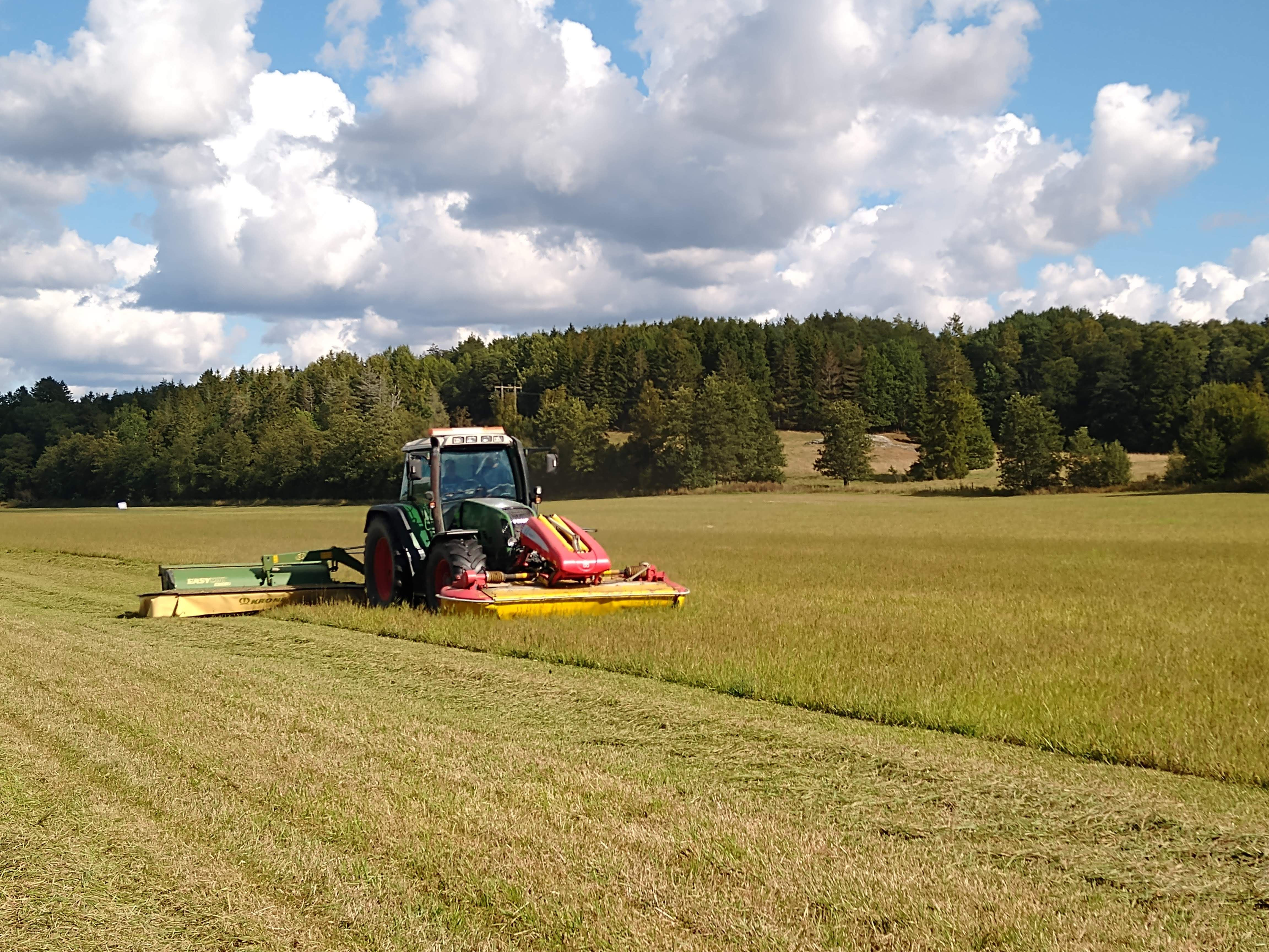 Traktor i grasslåtten