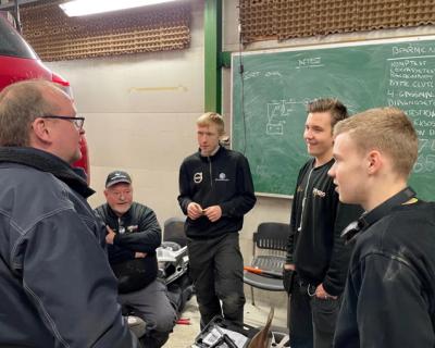 Lærer i samtale med elever