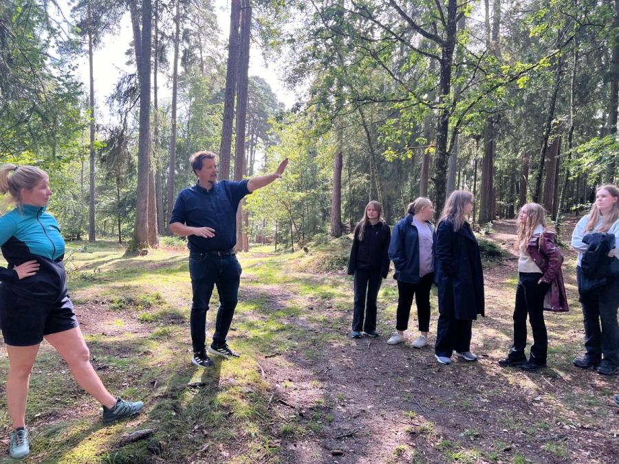 Einar står i skogen og peker