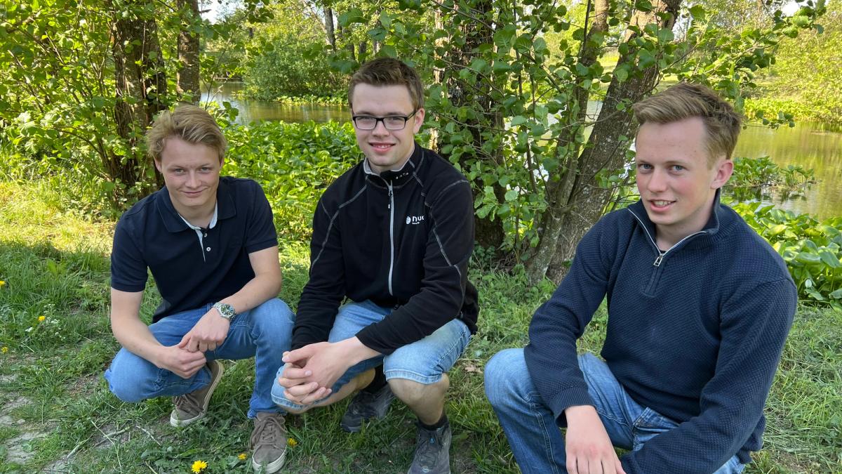 Tre unge menn fra Tomb som har kjøpt gård.