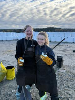 Jorunn og Amalie med ilddrakene sine