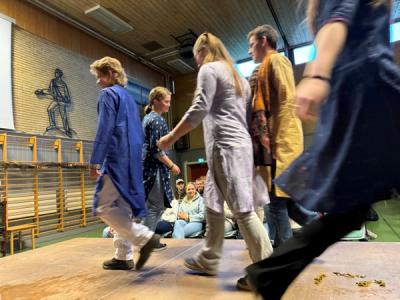 Opptreden på scene av elever som går i sari, klesdrakt.