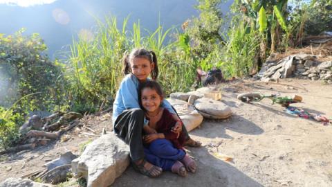 To små jenter holder rundt hverandre