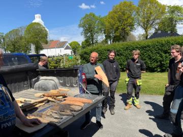 Kirkevergen Dag Øystein viser fram. 