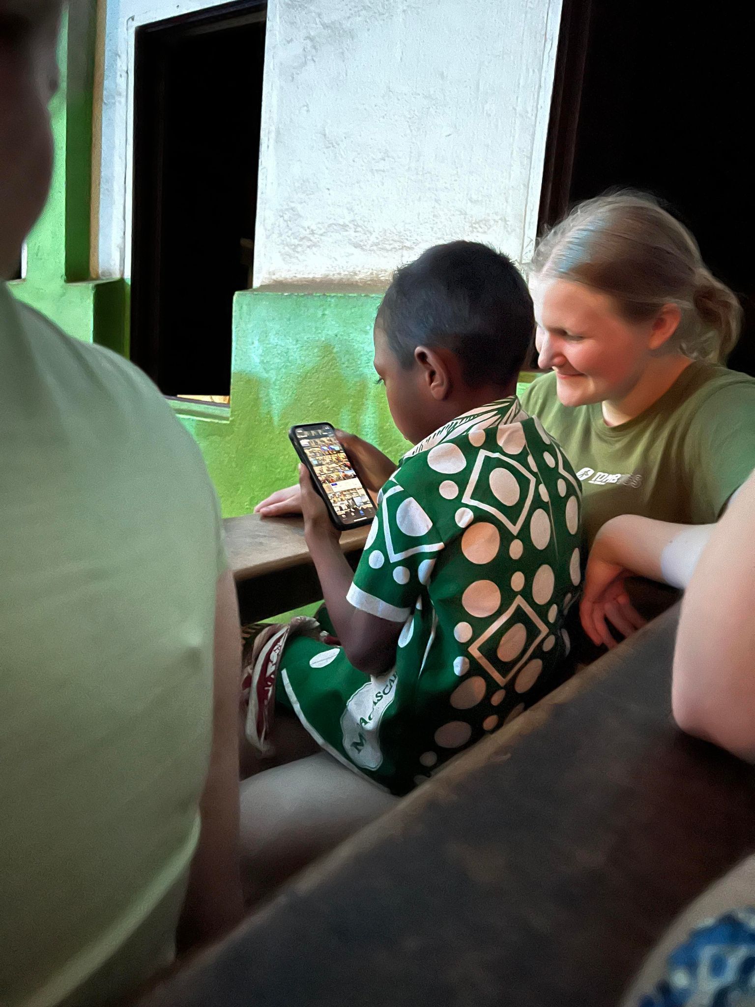 En elev viser et barn på på Madagaskar på skjermen sin