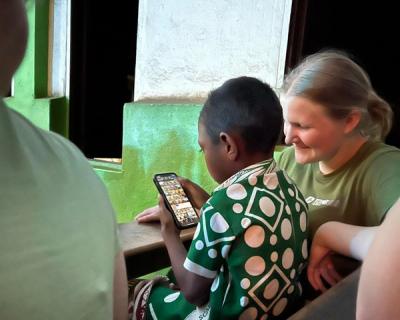 En elev viser et barn på på Madagaskar på skjermen sin