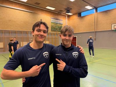 To gutter som peker på hverandre