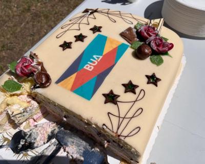 Bilde av marsipankake med BUA-logo