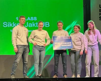 Elever i "Sikker jakt UB" på en scene hvor de har pengegave for sin forretningsidé.