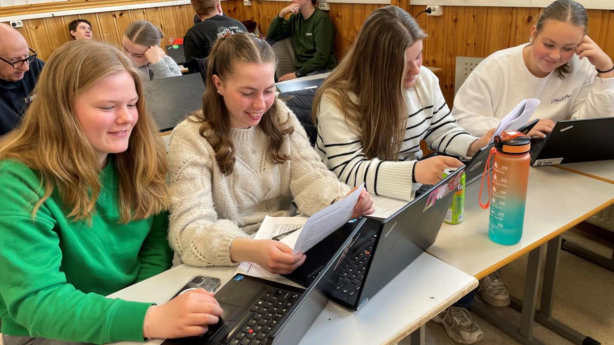 Fire jenteelever jobber på hver sin PC.