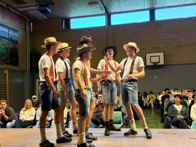 En gjeng sanggutter på ei scene.