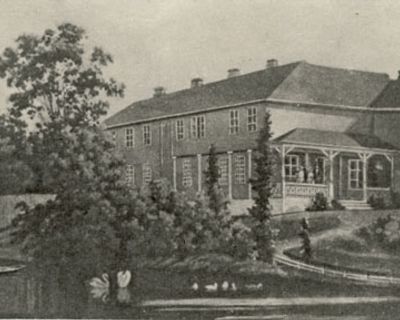 En gammel tegning av hovedbygningen på Tomb Herregård.