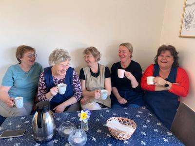 Kjøkkendamene sitter i "kroken" og ler