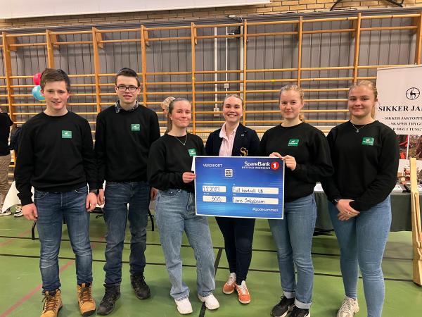 Premieutdeling, elevene med sjekk fra sparebanken. 