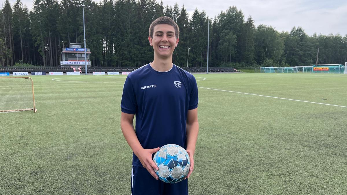 Victor Norum står og smiler til kamera.