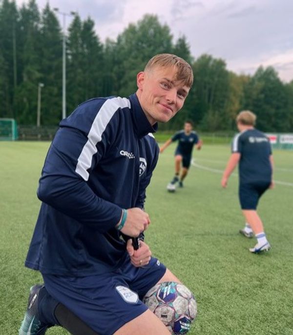 Hans Edvard pumper opp en ball