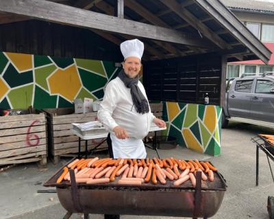 Einar kledd ut med stor mage, steker pølser