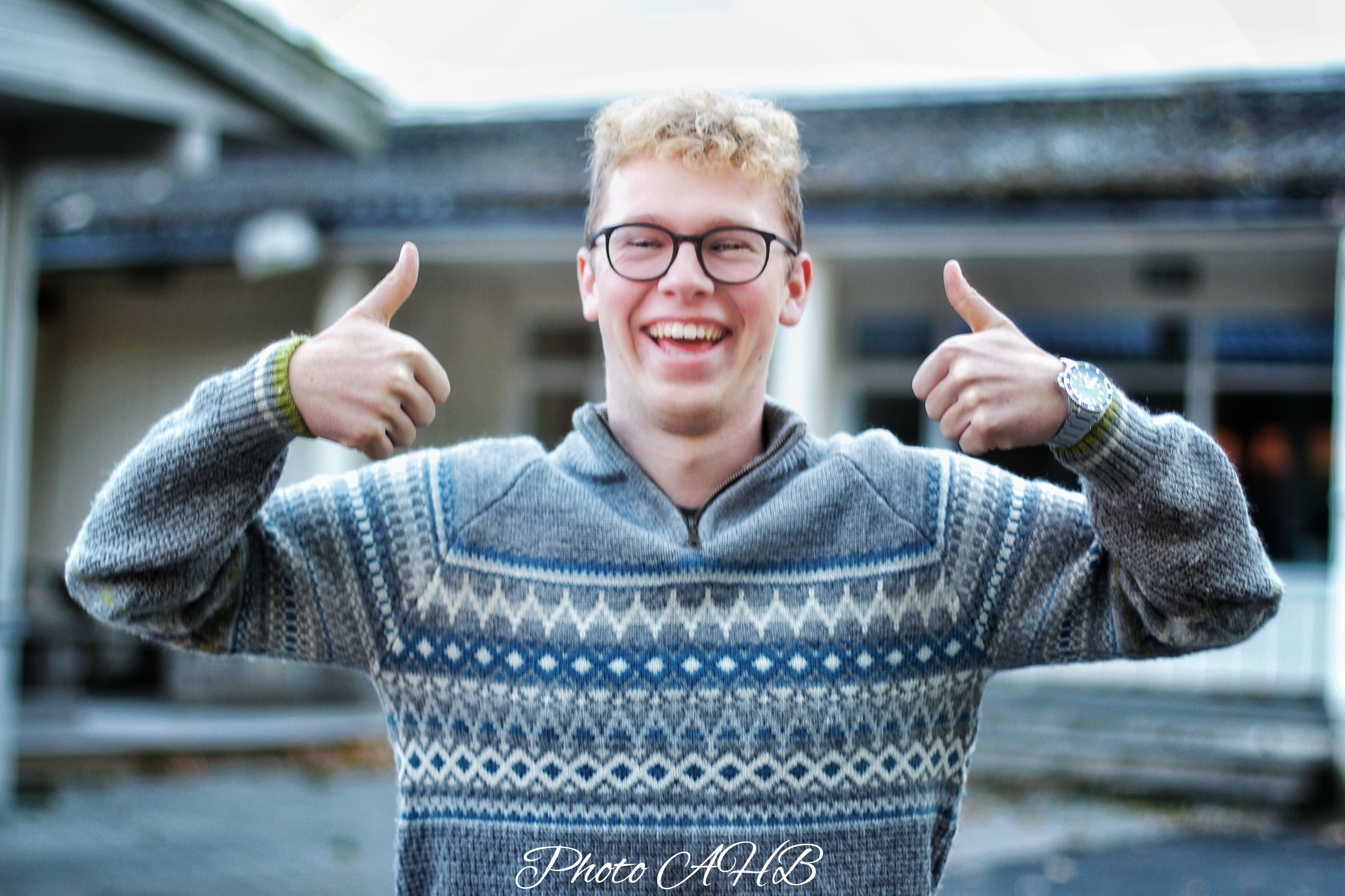 Elev med to tomler opp.