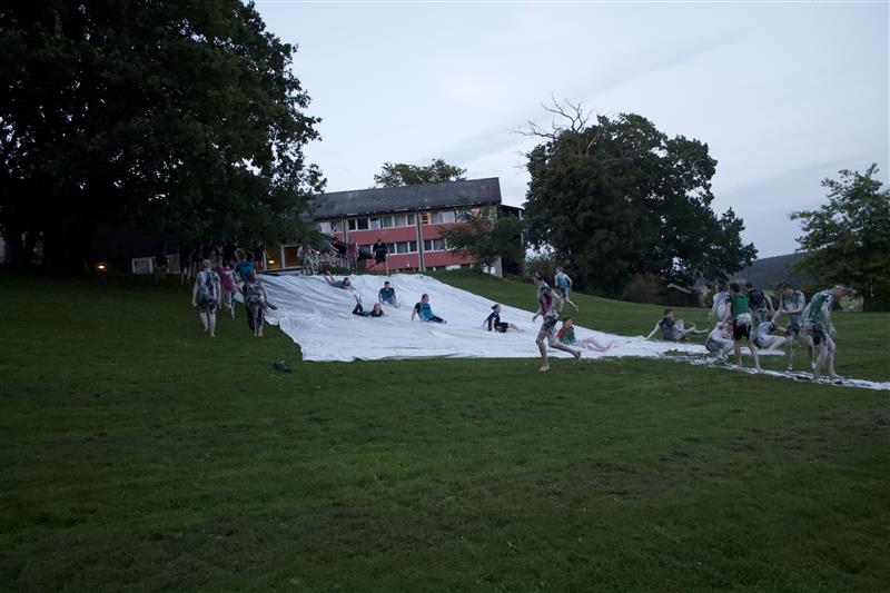 Skliaktivitet på en matte av såpe i en helling i parken