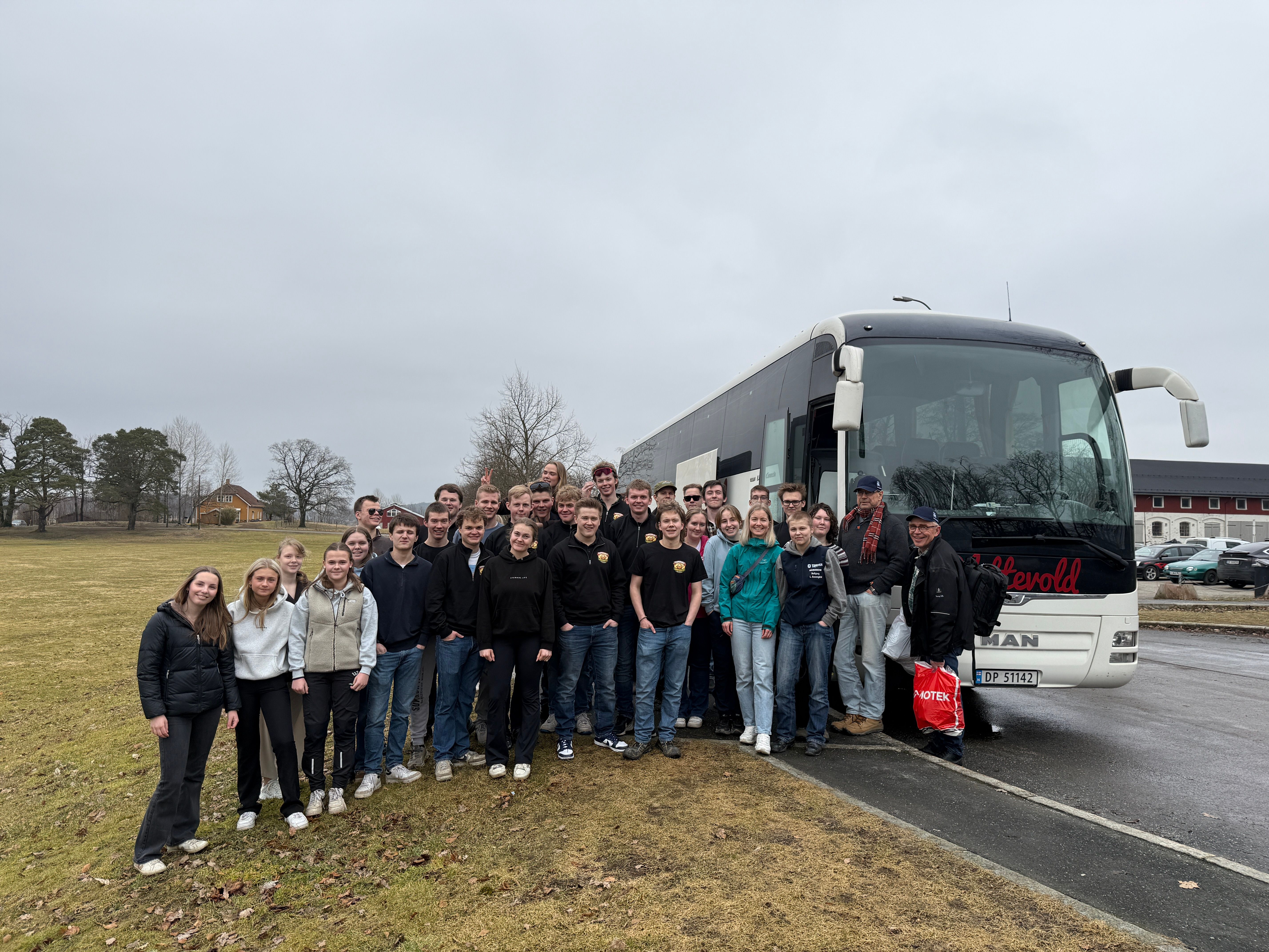 Flokken foran bussen