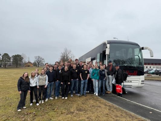 Flokken foran bussen