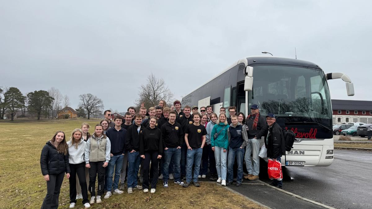 Flokken foran bussen