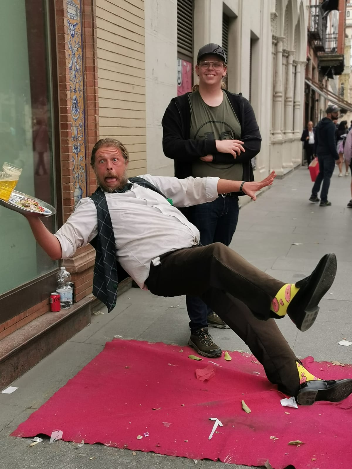 Elev poserer ved siden av skulptur. 