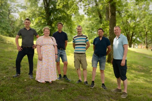 20-årsjubilanter oppstilt for fotografen. Bildet er tatt i juni 2022.