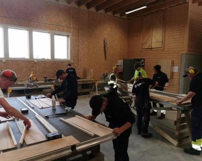 Elever snekrer i byggfaghallen.