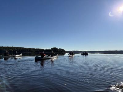 Elever som padler kano.