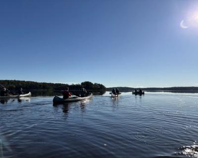 Elever som padler kano.