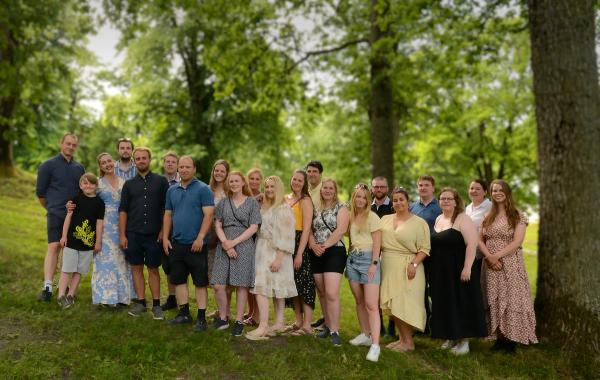 10-årsjubilanter oppstiltfor fotografen. Bildet er tatt juni 2022.