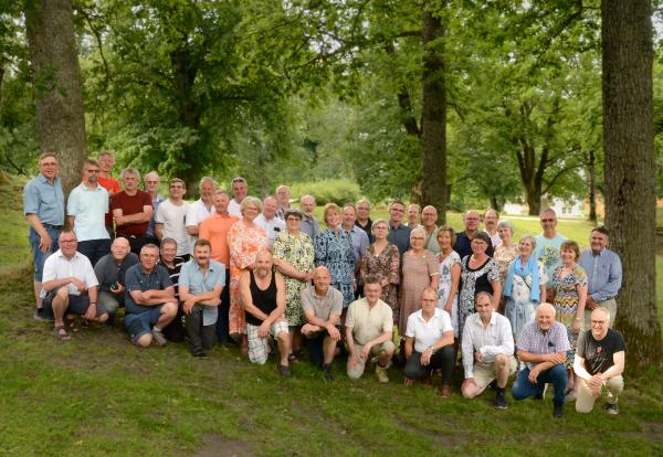 40-årsjubilanter oppstilt for fotografen. Bildet er tatt juni 2022.