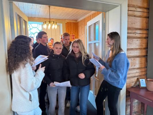 Mange elever på vei inn i en kirke.