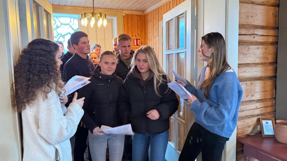 Mange elever på vei inn i en kirke.