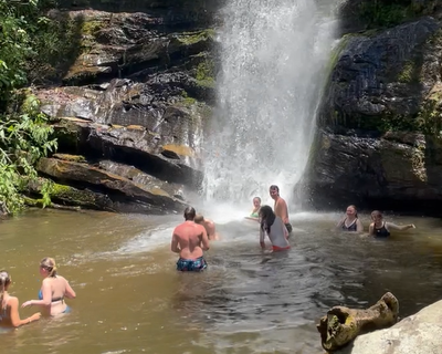 Elever som bader ved en foss.