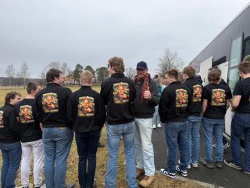 Mange gutter viser fra ryggen med Einar Østmo-motiv