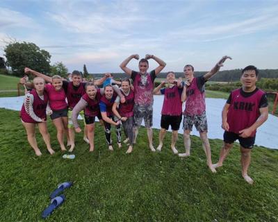 Et  fotball-lag står på rekke.