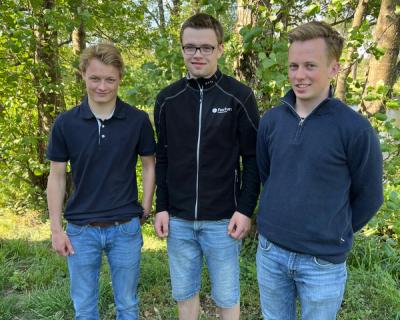 De tre agronomene står på rekke og rad