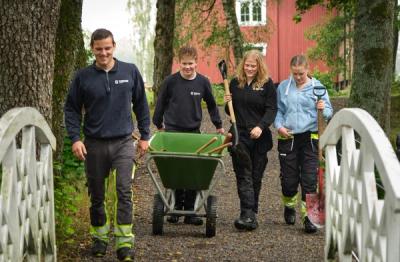 Fire elever går over den gamle brua