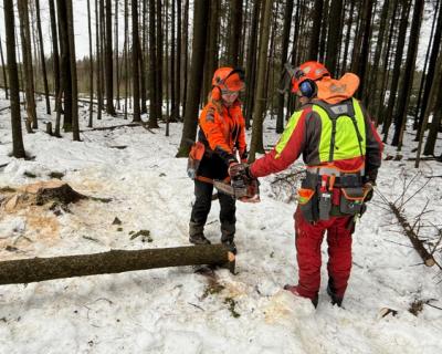 Elev og instruktør under skogspraksis.