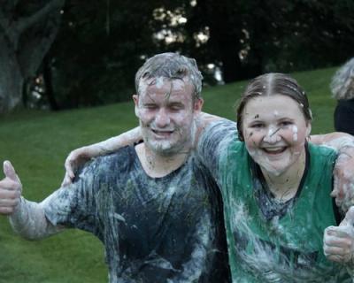 To jublende ungdommer - full av såpe