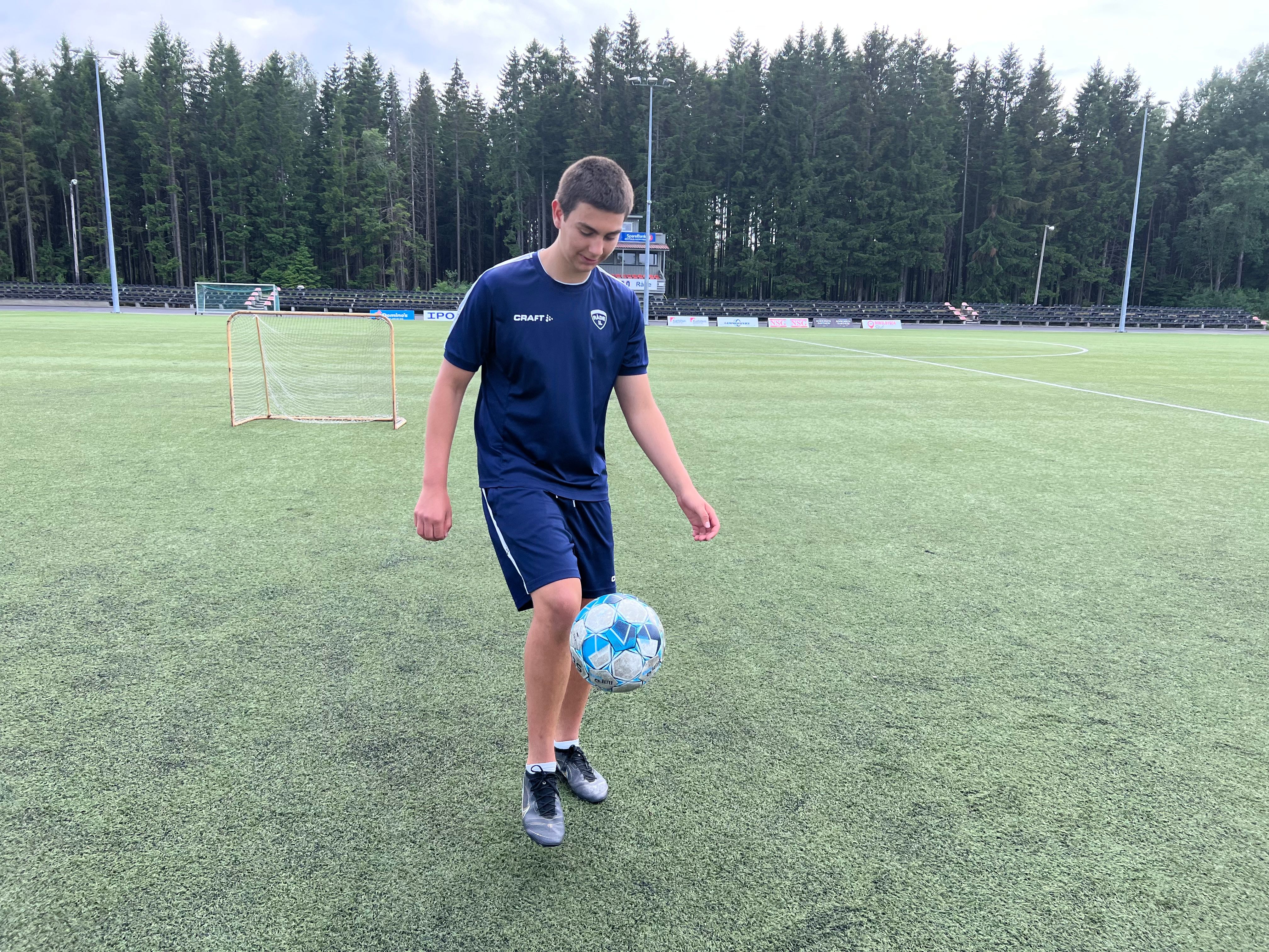 Gutt som trikser med ball