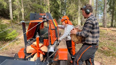 Elev og lærer kjøver ved i parken.