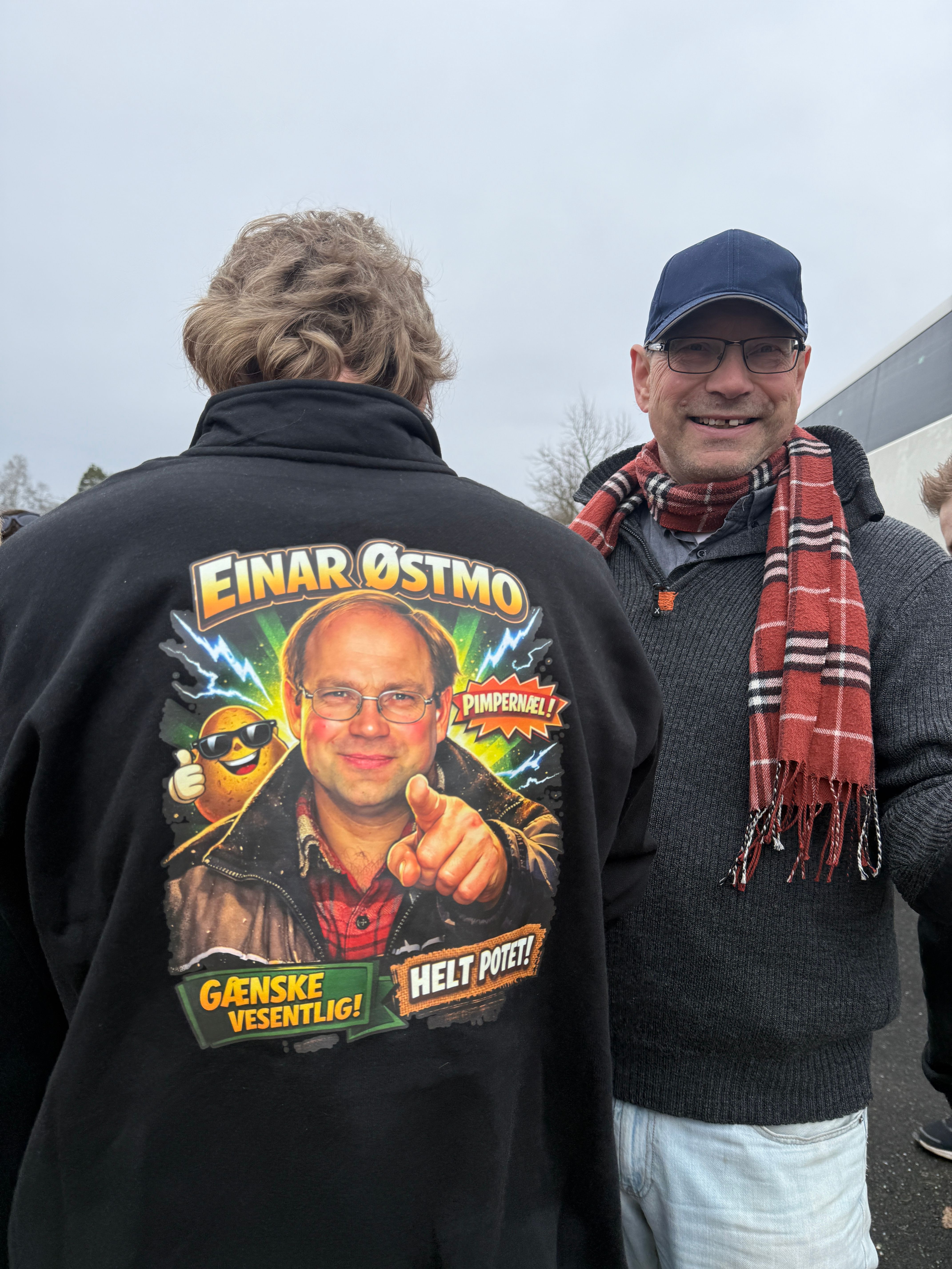 Nærbilde av Østmo og genseren