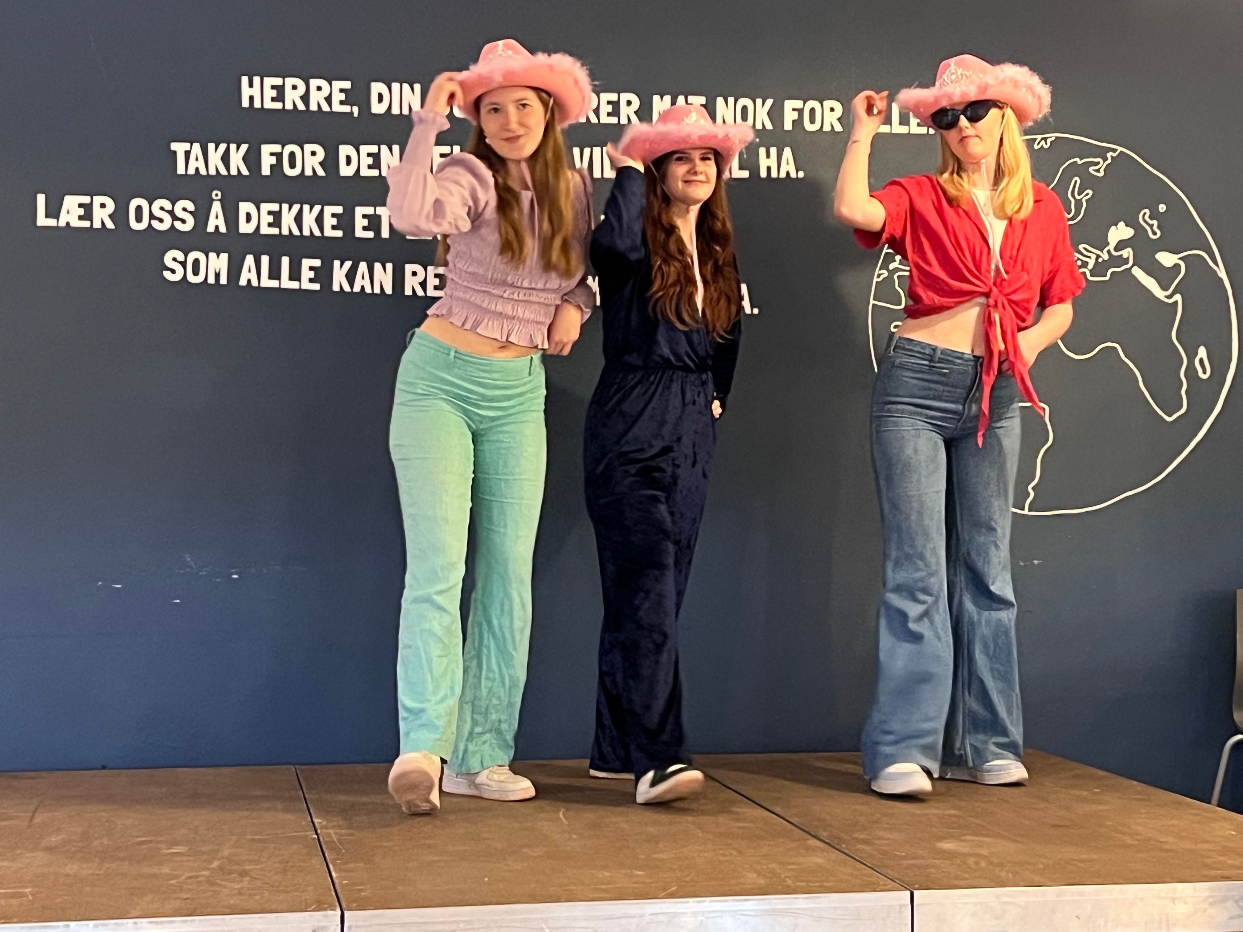 Tre jenter er "Mamma Mia"