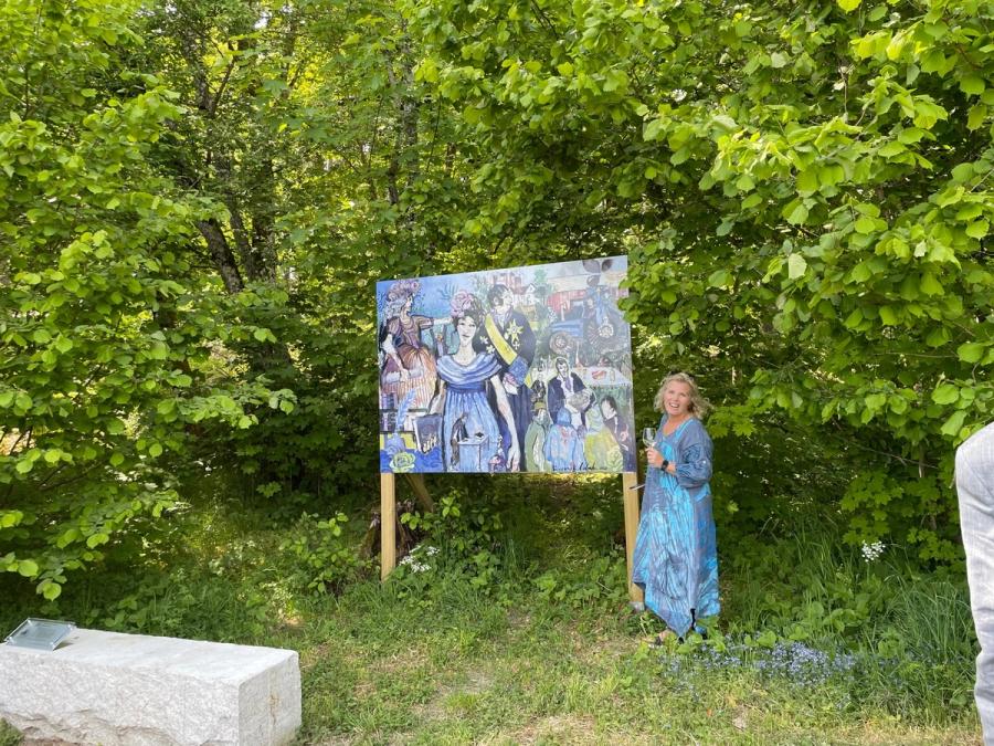 Stort maleri i parken på Tomb. Malt av kunstnerne Bringager og Malmstrøm. Malmstrøm står ved siden av bildet.