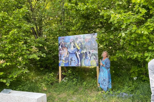 Stort maleri i parken på Tomb. Malt av kunstnerne Bringager og Malmstrøm. Malmstrøm står ved siden av bildet.