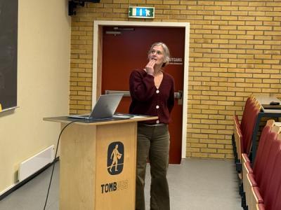 Dame står og underviser. 