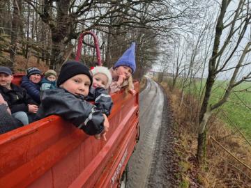 Barn som lener seg på traktorlemmen